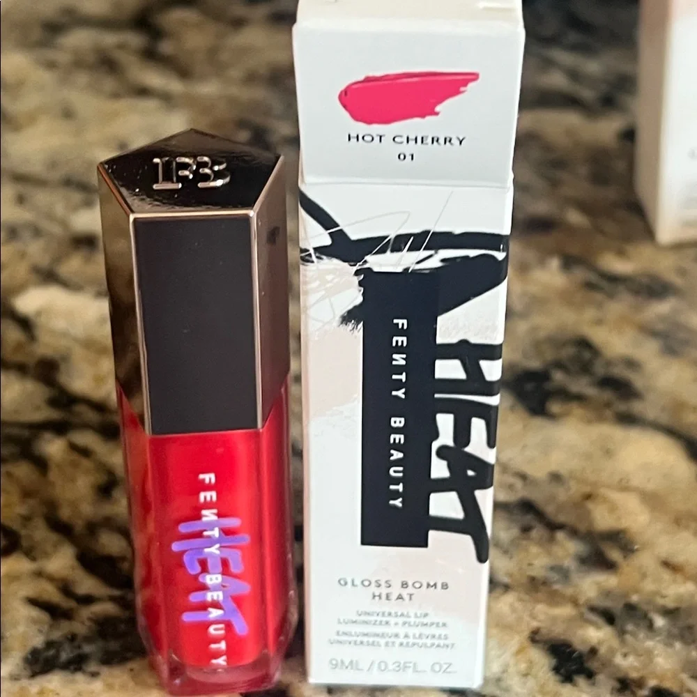 💋✨Fenty Hot Cherry Gloss Bomb Heat